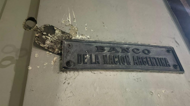 Detuvieron a un hombre mientras intentaba arrancar una placa de bronce