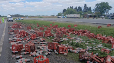 Un camión de gaseosas volcó una parte de su carga sobre la autopista