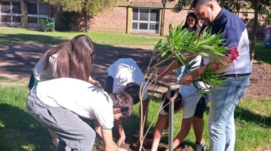 Alumnos plantaron árboles en la Escuela de Comercio Juan Bautista  Alberdi