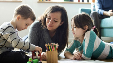 Cuánto cobran las niñeras y cuidadoras de adultos en Estados Unidos