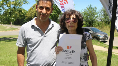 Durante el relevamiento de viviendas en el Barrio Santa Rita Hábitat entregó una escritura