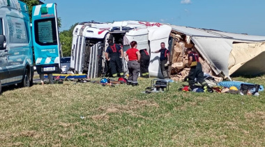 Un camión cargado de galletitas volcó en la autopista