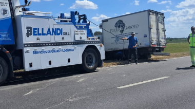 Un camión de Puerto Gaboto volcó en la autopista
