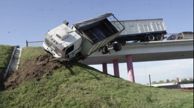 Vuelco de dos camiones: Uno de ellos quedó colgando de un puente