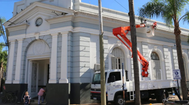 Modificaron la iluminación en el frente del palacio municipal