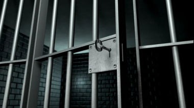 Permanecerá preso el hombre que atacó a su ex pareja y a un policía con un cuchillo