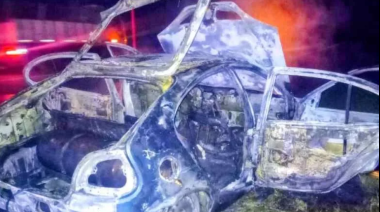 Un Renault Megane se incendió en la Ruta AO12