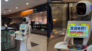 Dos robots atienden las mesas en una estación de servicio en Roldán