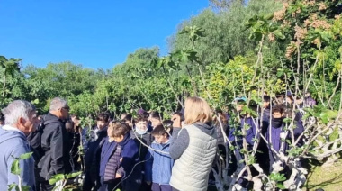Alumnos de 6° grado de la Escuela Santa Lucía visitaron una finca orgánica