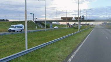 San Nicolás: Se detuvo en la autopista y lo asaltaron