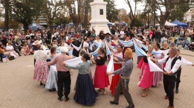 Arroyo Seco celebra el 216° aniversario de la Revolución de Mayo con una peña en la plaza 9 de Julio