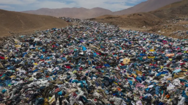 Cementerio de la moda: Una montaña de ropa usada cubre el desierto de Atacama y ya se ve desde los satélites