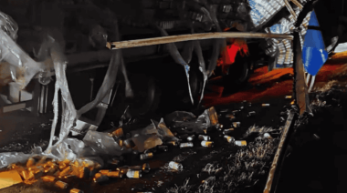 Un camión perdió parte de su carga de cerveza tras chocar en la autopista