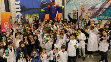 Más de 400 niños aprendieron a armar juguetes con plásticos reciclados