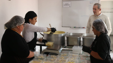 Tonelli visitó la cocina centralizada en Cáritas