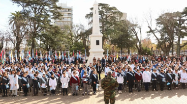 Emotivo acto oficial y promesa de lealtad a la Bandera Nacional