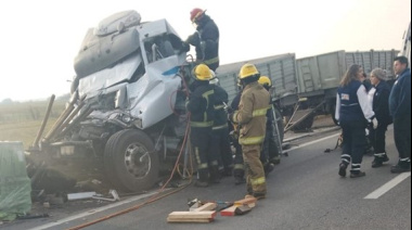 Dos camiones chocaron en la autopista: Un chofer está grave