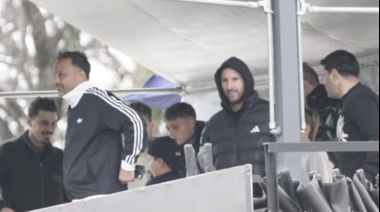 Lionel Messi presenció el partido de Leones FC en el estadio de Unión de Arroyo Seco