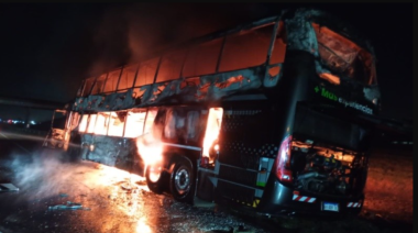 Un colectivo de la empresa Lauri se incendió en la autopista