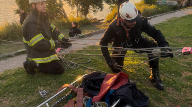 Bomberos rescataron a dos personas que cayeron al río Paraná