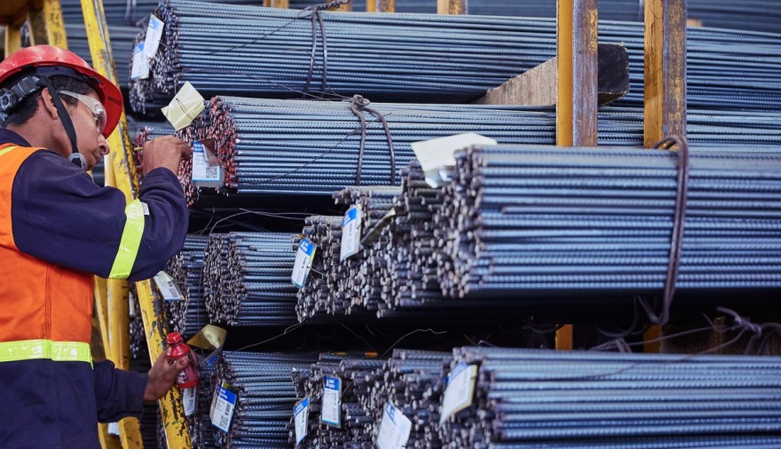 UOM cerró la paritaria siderúrgica con un aumento del 121%