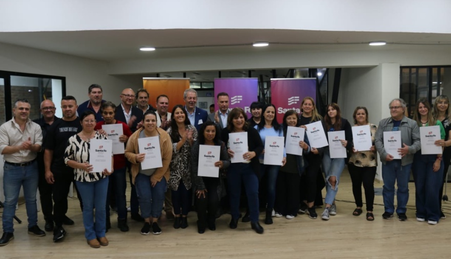 Trece familias recibieron las escrituras de la casa propia