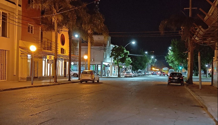 Cambiarán los viejos faroles redondos por columnas altas de doble luminaria led