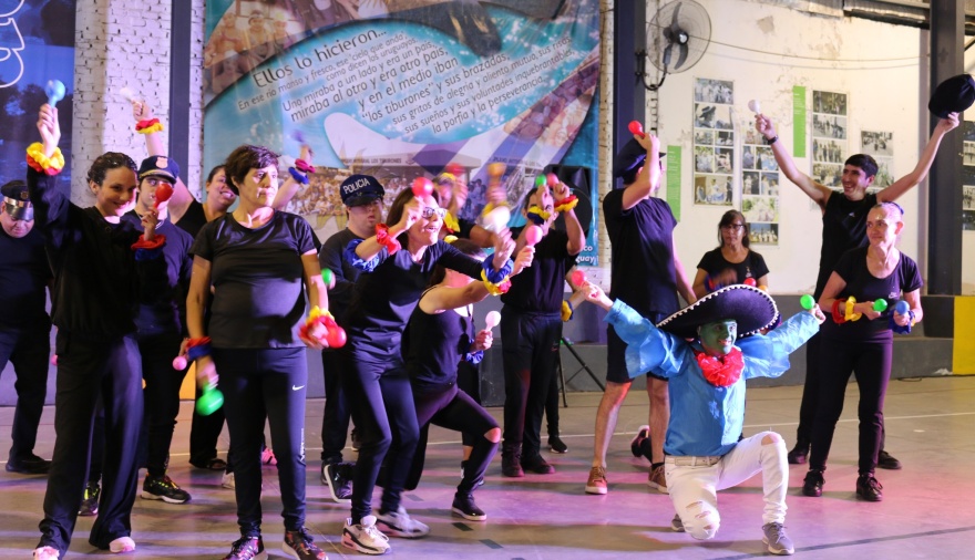 Alumnos de los talleres municipales cerraron el año en  "Los Tiburones" a toda música