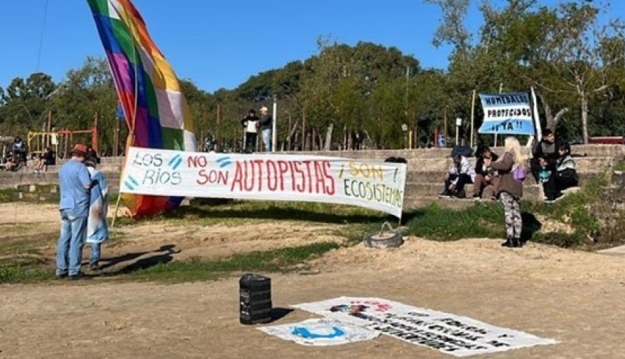 Kayakistas iniciaron una remada colectiva en defensa de los ríos