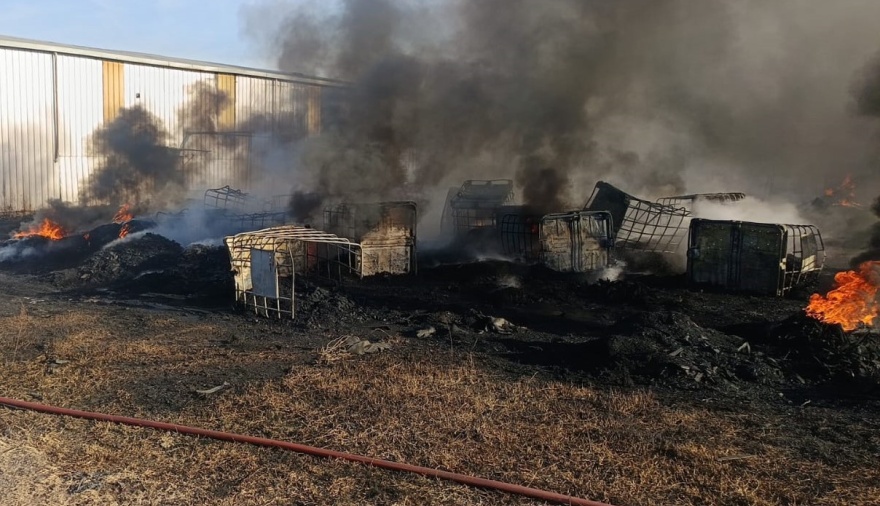 El incendio en la recicladora de cubiertas se habría iniciado en una máquina