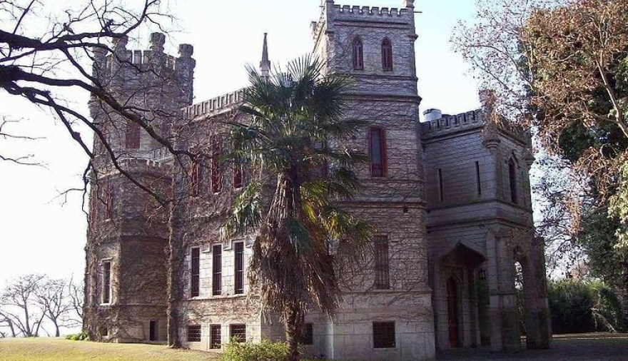 El Paraíso: Un lugar con castillos, estancias centenarias y una capilla muy especial