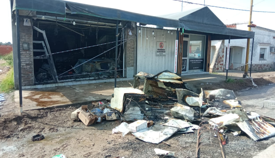 Un incendio consumió un comercio ubicado sobre Ruta 21