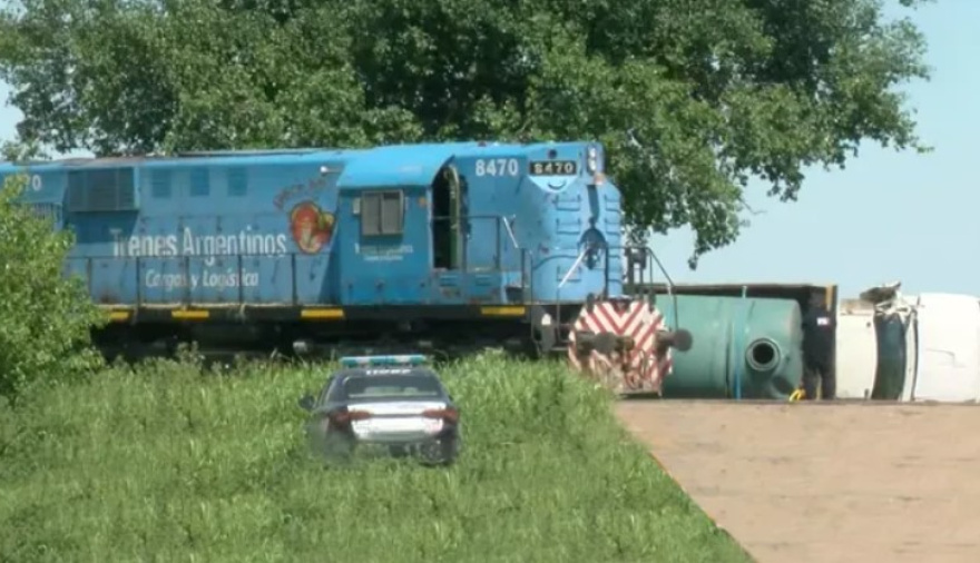 Una locomotora arrolló un camión en Alvear: Hay tres heridos