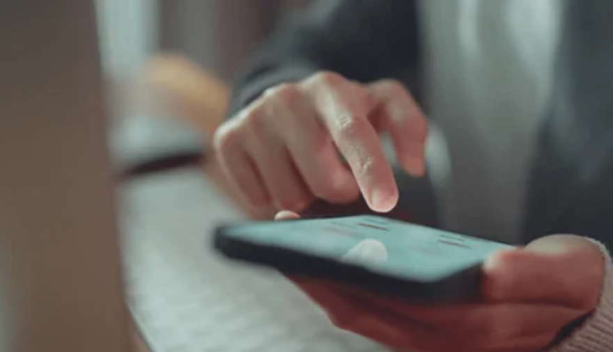 Imputaron al empleado de un comercio que robó fotos del celular de una clienta