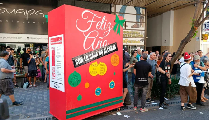 Trabajadores de La Capital reclaman sueldos dignos frente a un multimedio en expansión