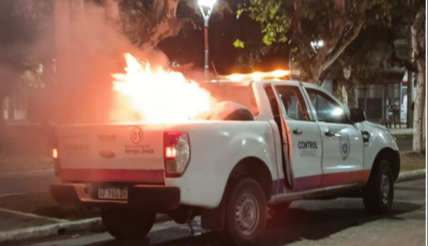 Le secuestraron la moto y la prendió fuego sobre el vehículo de control urbano