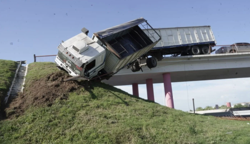 Vuelco de dos camiones: Uno de ellos quedó colgando de un puente
