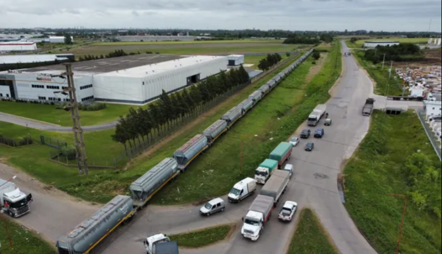 Comenzó la repavimentación del acceso al puerto de Cargill