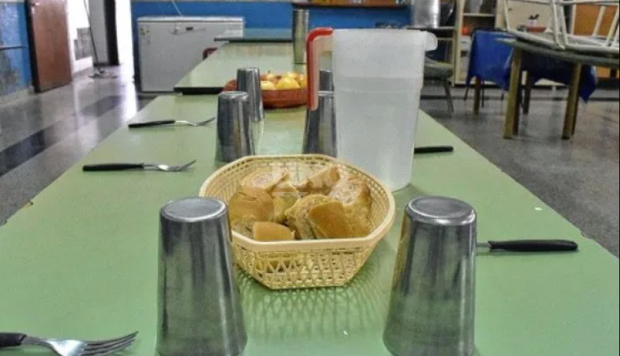 Cada vez más niños santafesinos comen en las escuelas