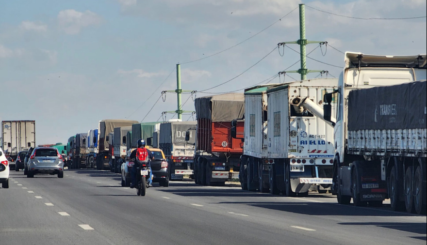 Los camiones congestionan las rutas del cordón industrial