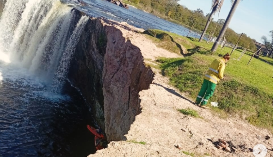 Bomberos de Arroyo Seco rescataron a un perrito que cayó al Arroyo Pavón