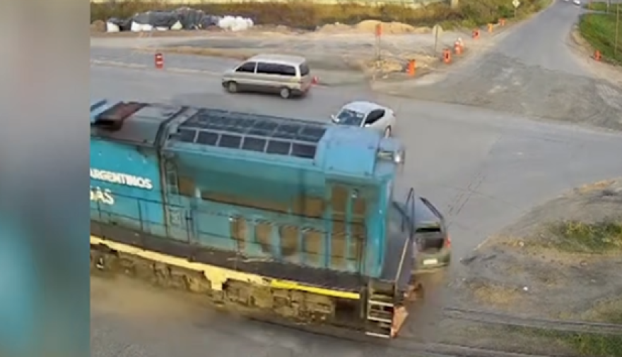 Un tren embistió a una camioneta en el límite entre Gálvez y Alvear