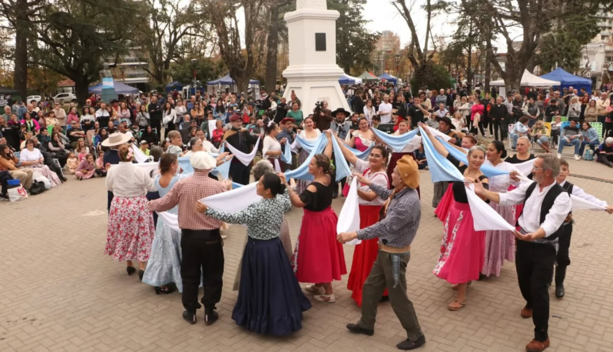 Arroyo Seco celebra el 216° aniversario de la Revolución de Mayo con una peña en la plaza 9 de Julio