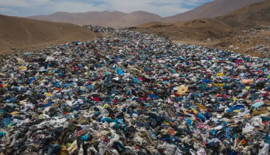 Cementerio de la moda: Una montaña de ropa usada cubre el desierto de Atacama y ya se ve desde los satélites