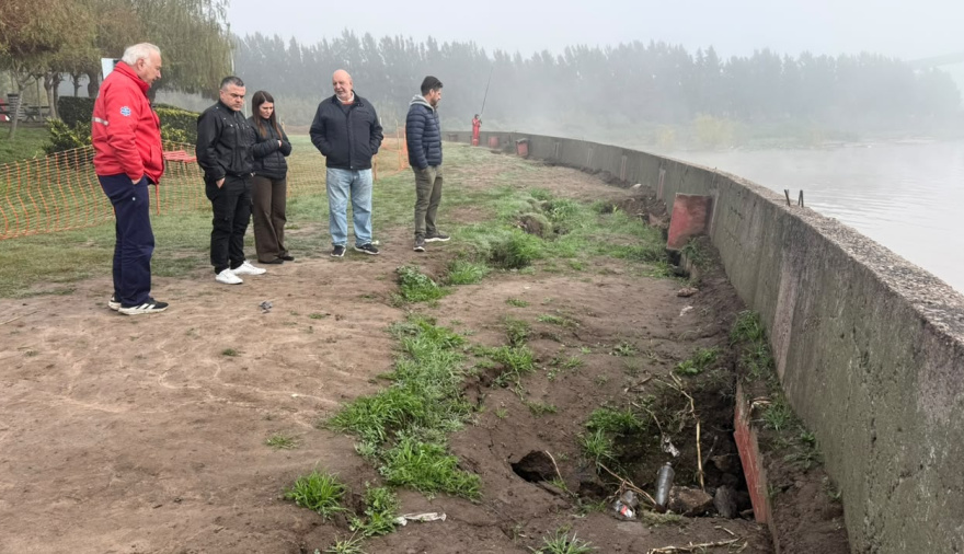 El Concejo sigue dilatando la reparación del murallón del puerto