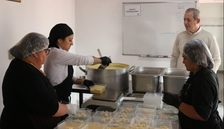 Tonelli visitó la cocina centralizada en Cáritas