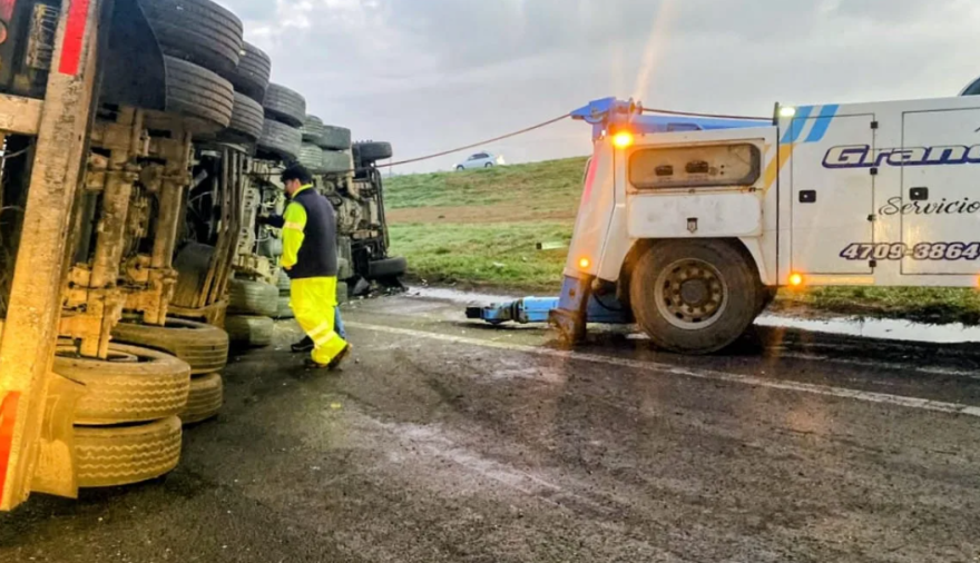 Un camión chocó contra un puente y volcó a la altura de General Lagos