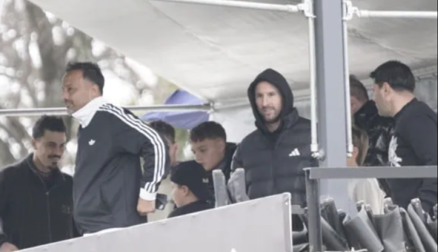 Lionel Messi presenció el partido de Leones FC en el estadio de Unión de Arroyo Seco