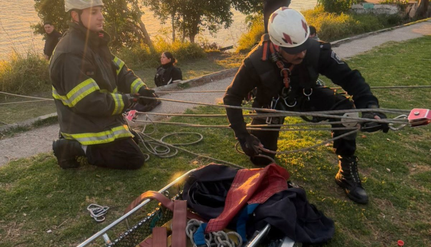 Bomberos rescataron a dos personas que cayeron al río Paraná