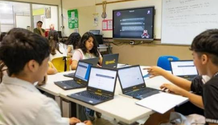 Proponen regular el uso de celulares e inteligencia artificial en las escuelas de Santa Fe